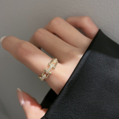 Adjustable Link Ring with Clear Details — Chloe