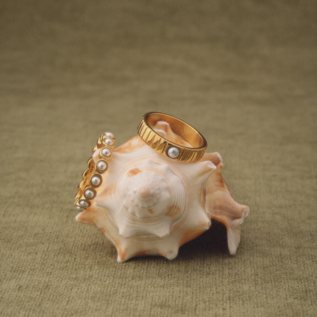 Shell Pearl Grooved Band Ring — Moana
