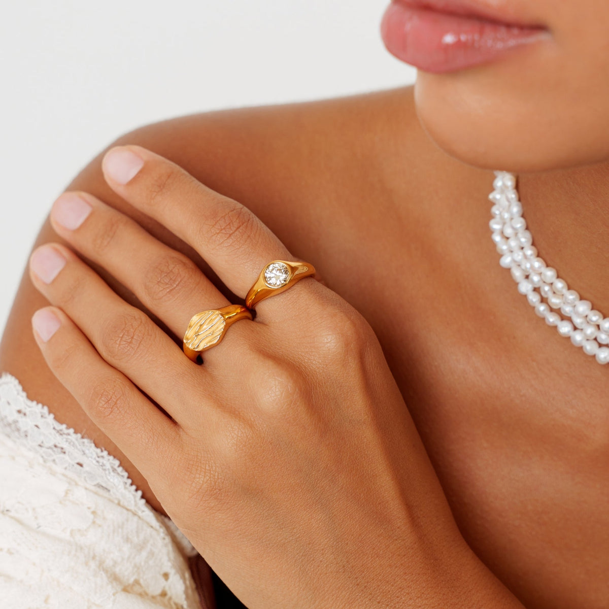 Round Zircon Signet Ring, Gold PVD Steel — Soleil