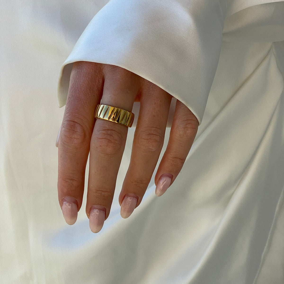 Wide Ribbed Band Ring — Bold