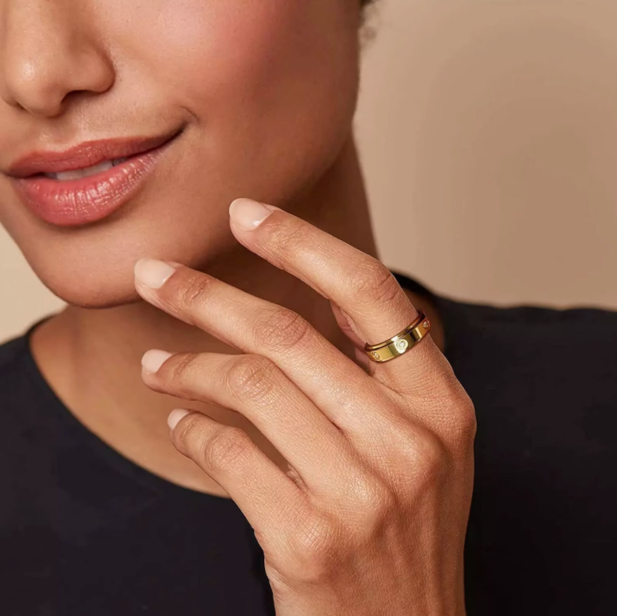Spinner Band Ring with Clear Details — Livia