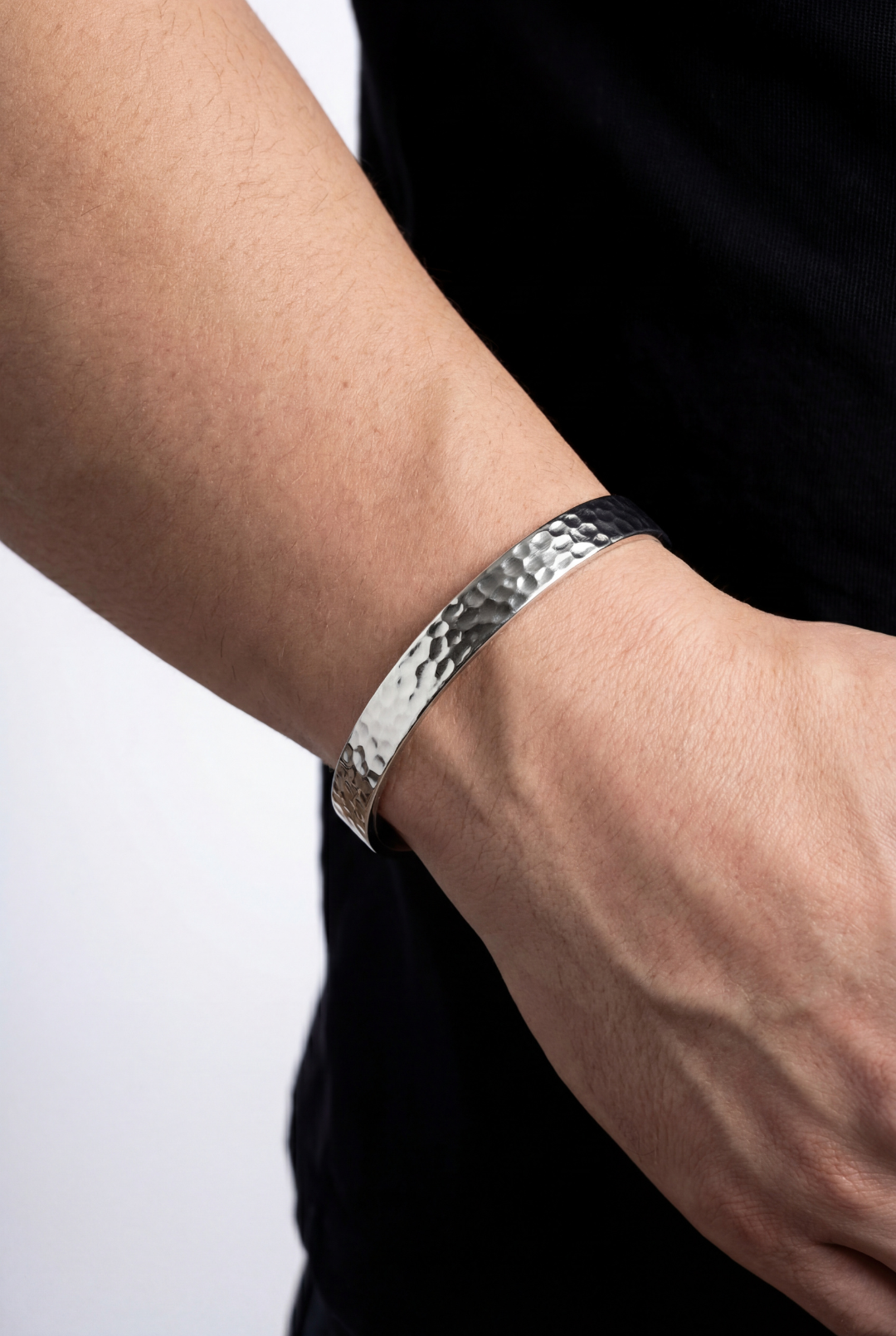 Men’s Hammered Stainless Steel Cuff Bracelet, 6 mm — Costa Bruta