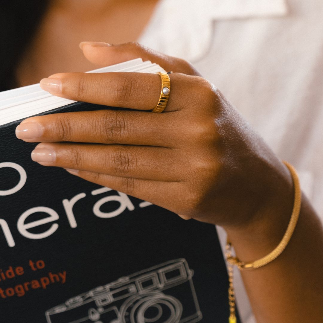 Shell Pearl Grooved Band Ring — Moana