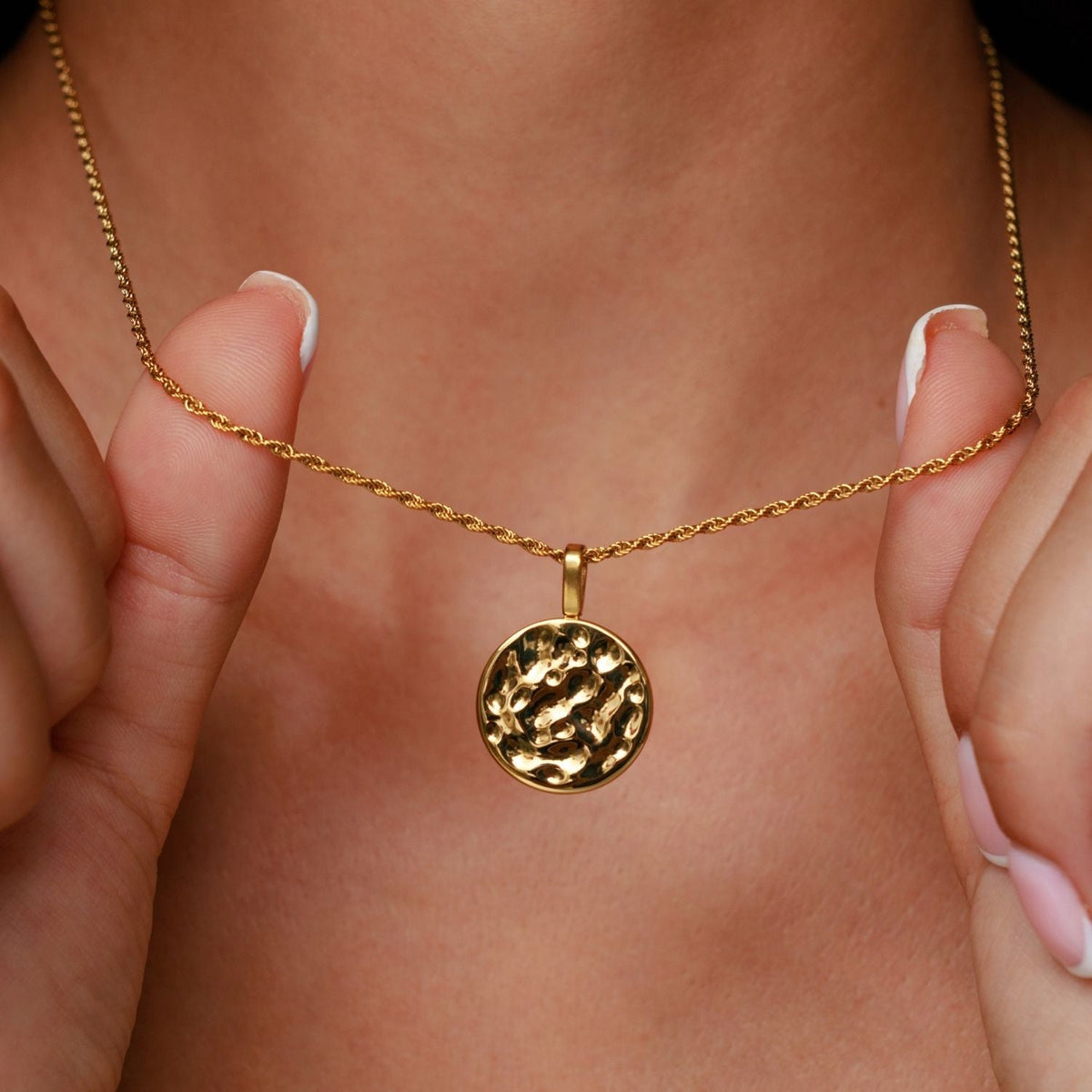 Hammered Disc Pendant Necklace — Sorella